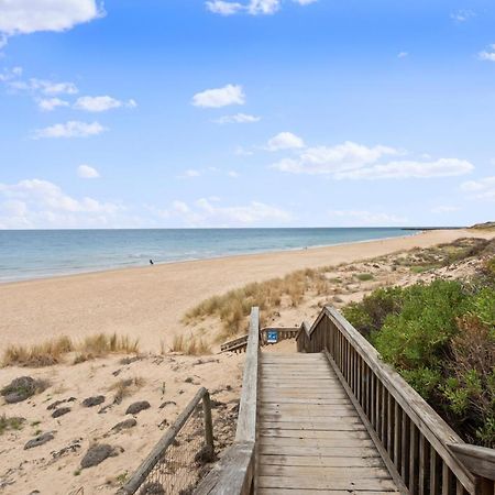 Beachside Escape On The Esplanade Christies Beach Buitenkant foto